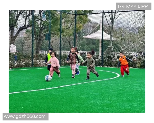 球星亲子时光 足球场上父子互动精彩瞬间全纪录